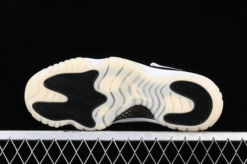 AIR JORDAN 11 DMP WHITE/BLACK/GOLD - Image 6